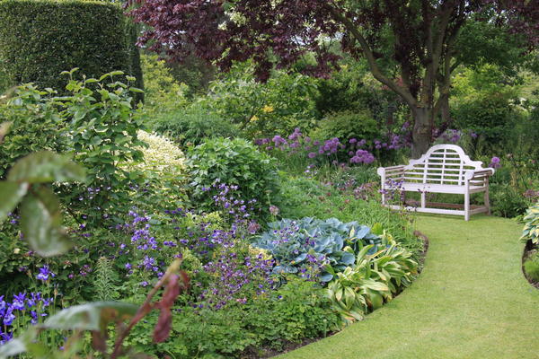Если в саду есть хотя бы один цветник c красивыми растениями, зеленым владениям гарантированы
восхищенные взгляды