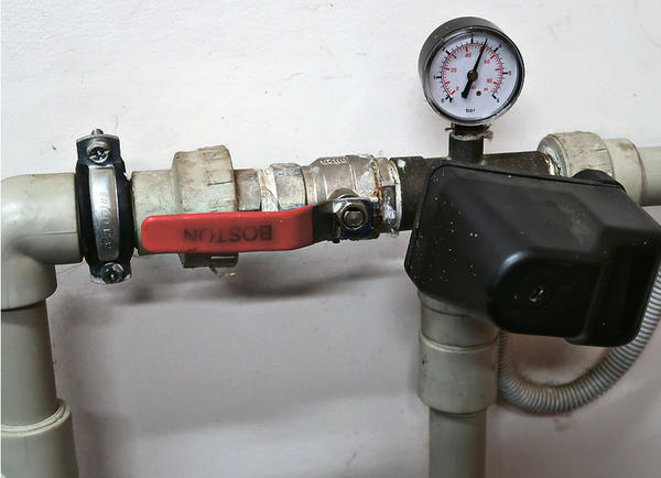 Vodní tlakový spínač s manometrem