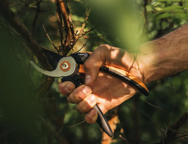 Секатор плоскостной
FISKARS Solid P341