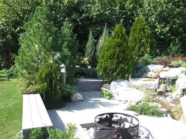 Зонировать сад можно разными способами