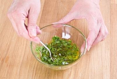 Шаг 2. Чеснок с солью перемешиваем с петрушкой и маслом