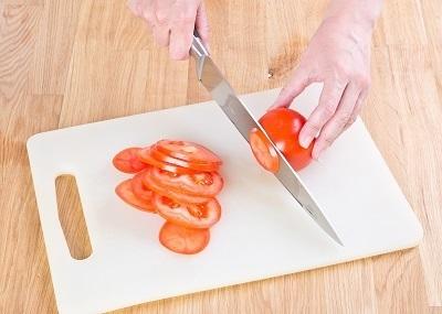 Шаг 1. На доске нарезаем помидоры