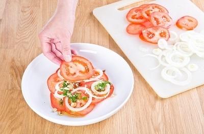 Шаг 3. Выкладываем слоями помидоры и лук