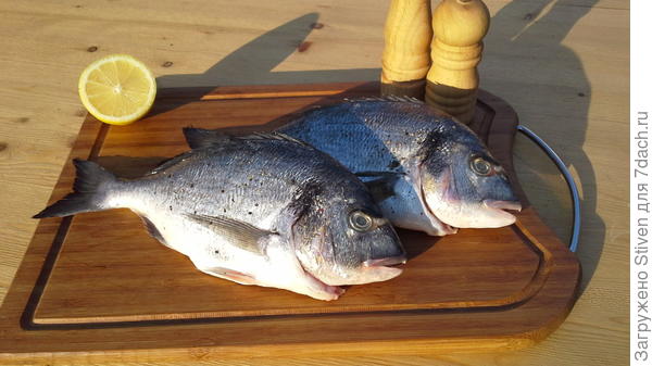 Рыбу посолить, поперчить