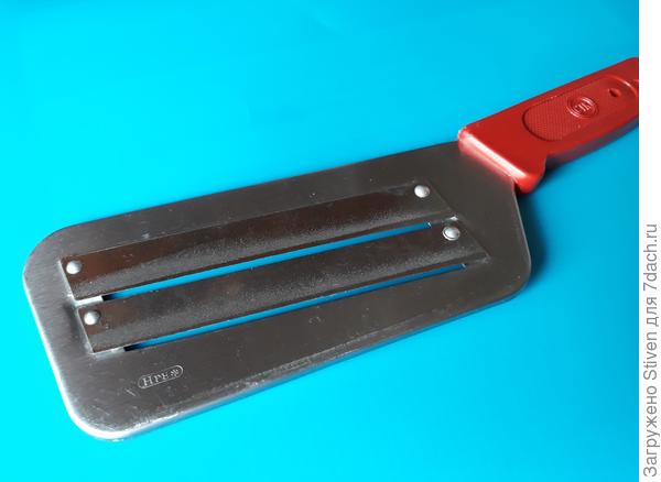 Не знаю какой материал лезвий, но режет хорошо