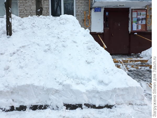 Сугробы аж до окон первого этажа