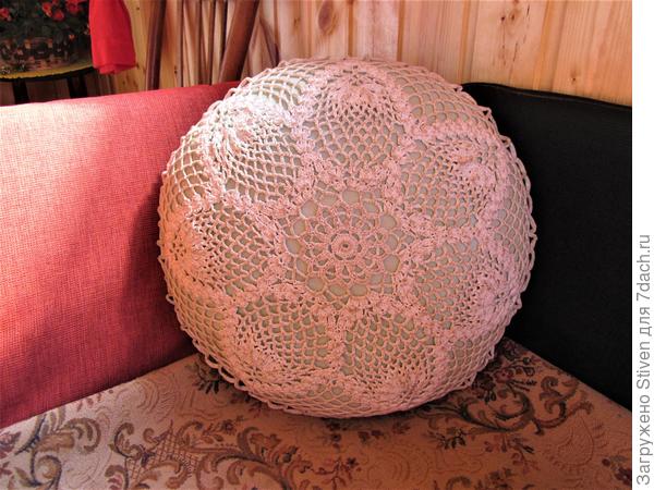 На эту круглую подушечку я связала наволочку - крючком