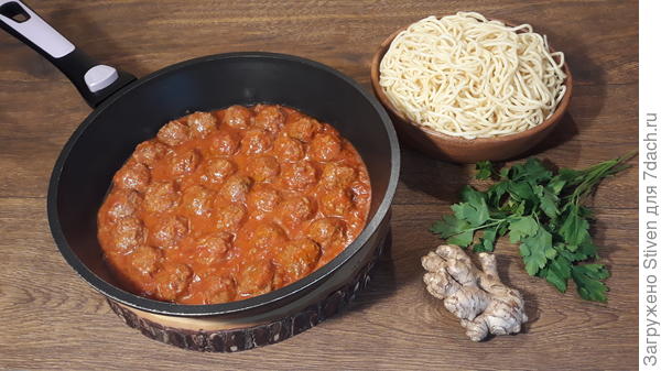 Зелени в фрикадельках очень много, но её почему то не видно. Сыр терла на мелкой терке.