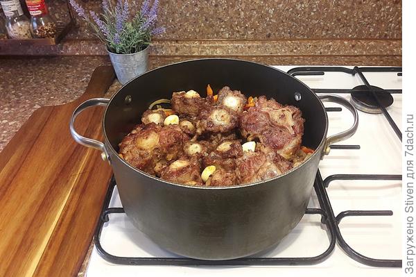 Кастрюля с мясом и соусом