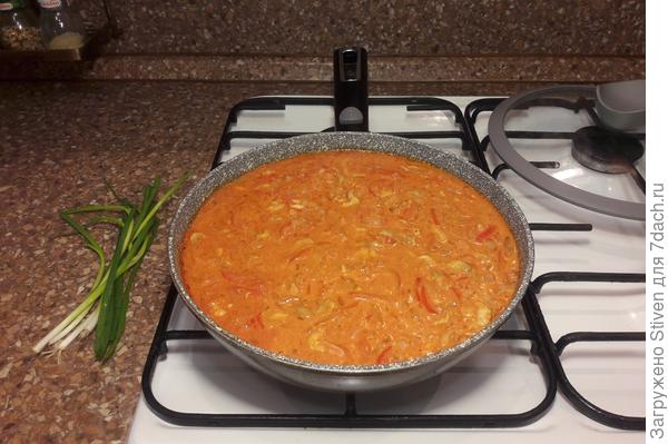 Добавить курицу с луком