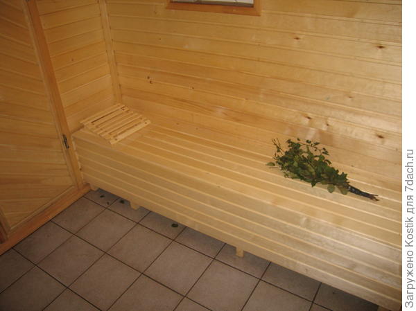 Скамья, обе крышки опущены