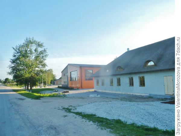 здание кафе покрыто камышом.
