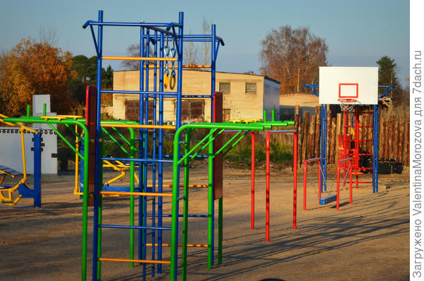 И спортплощадка и тренажёры-всё есть.