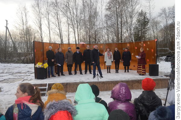 У нас есть и сцена,где можно проводить праздники и концерты .Площадка освещена,подсыпана.