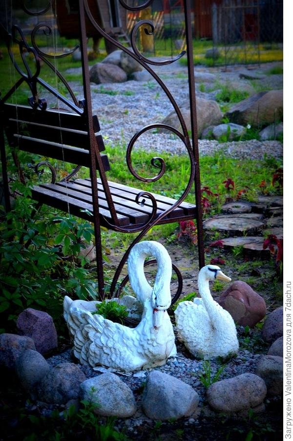 Семейный уголок . Лебеди,сердечко из цветов .Появилось дерево желаний