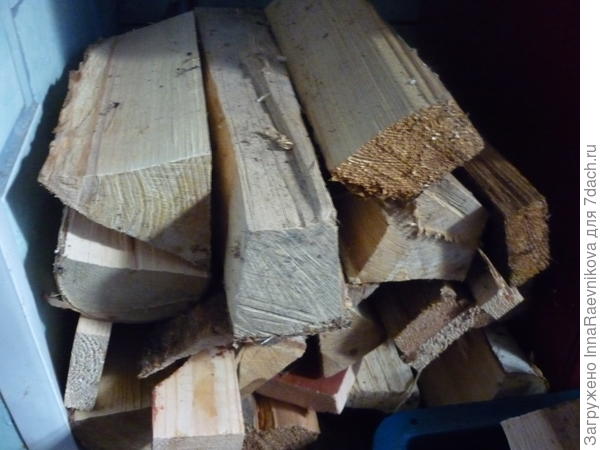 Если дрова немного сырые, то складываем их перед протопкой между котлом и печной трубой. Просыхают быстро.