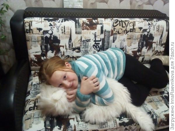 Ребенку нравится уютно расположиться на диване с любимой игрушкой