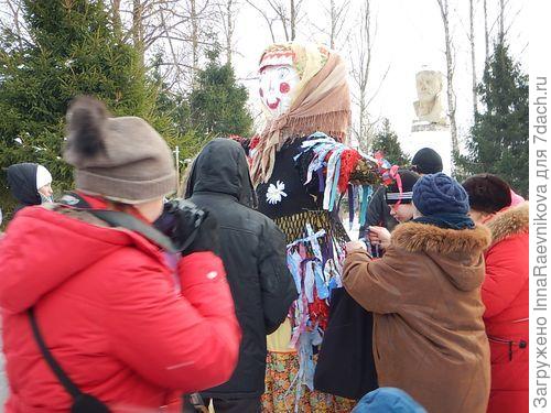 все побежали загадывать желание и ленточки завязывать