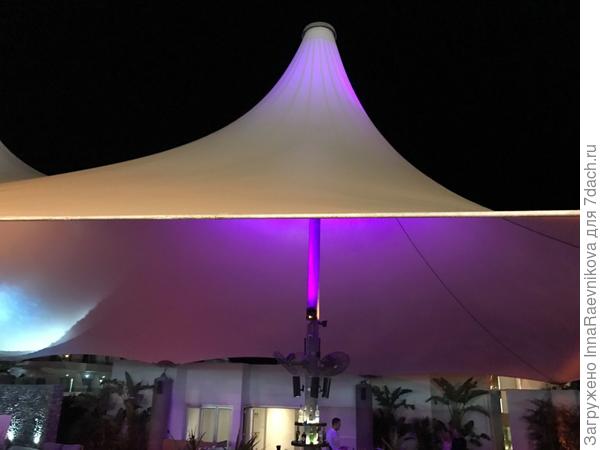 Огромный зонтик