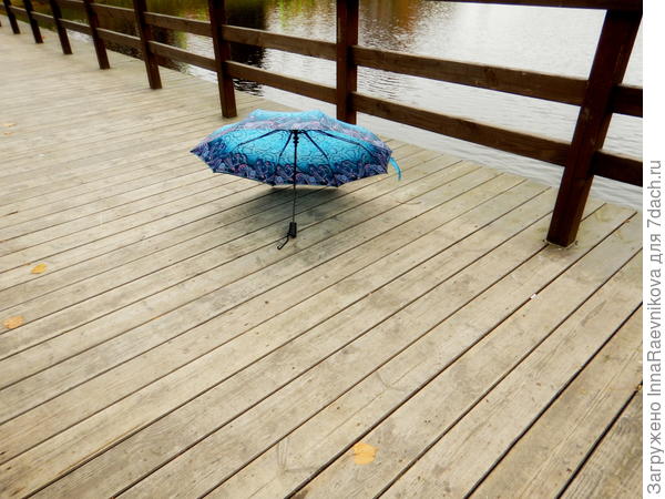 И на досочках завис