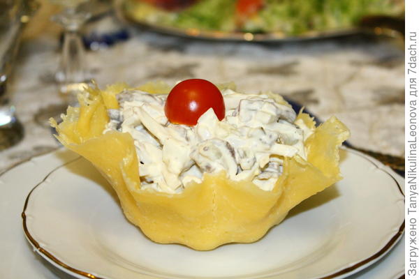 Салат с кальмарами