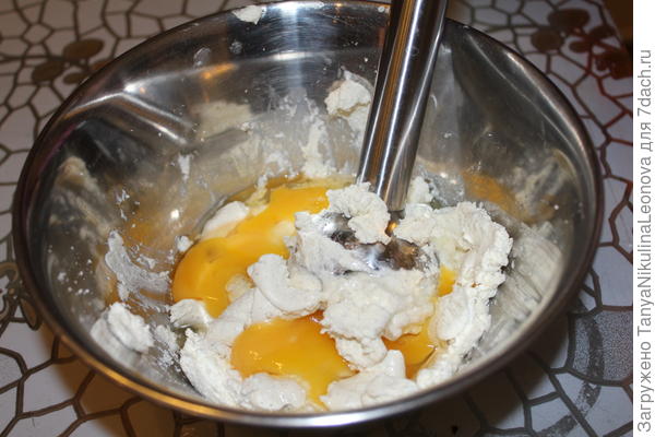 Творог с сахаром и яйцами