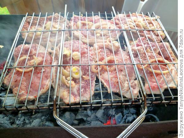 Шашлык на решетке