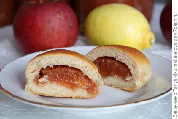 Пироги с яблочно-цитрусовой начинкой.