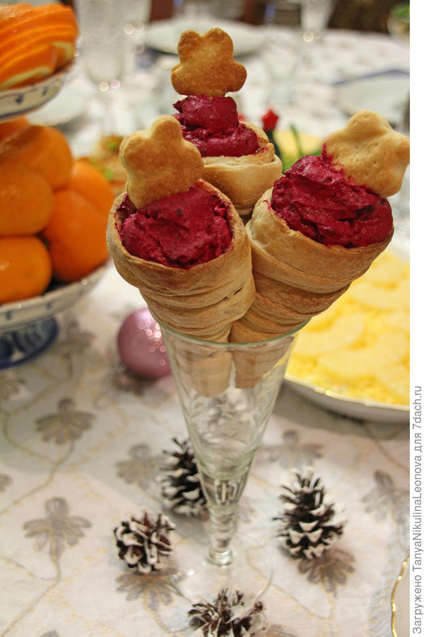 В трубочках из слоенного теста