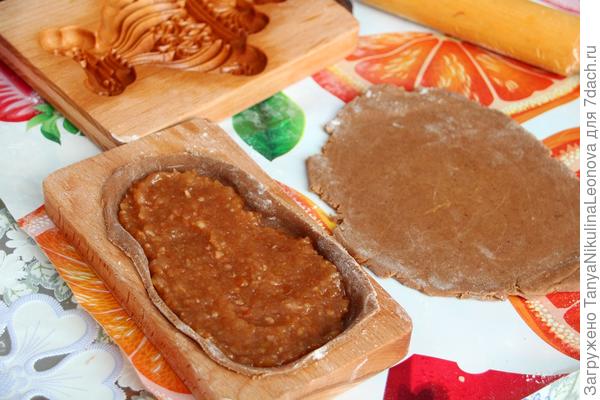 1 слой + начинка в форме. Осталось накрыть вторым слоем.