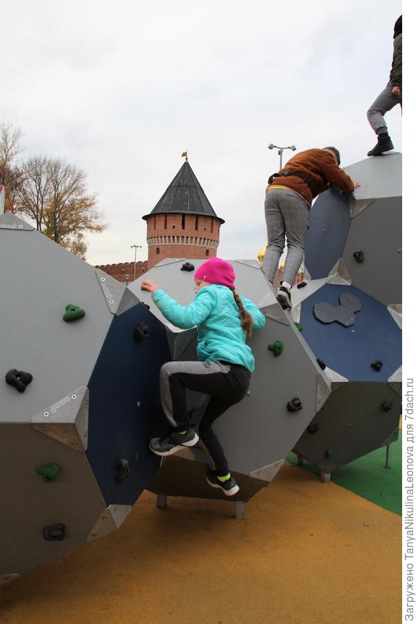 Сделали детскую площадку