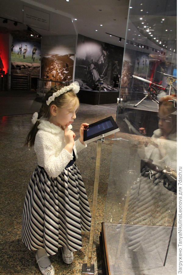 Внутри голографические витрины, электронные этикетки...