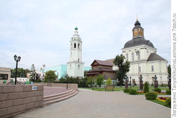 рядом с музеем...