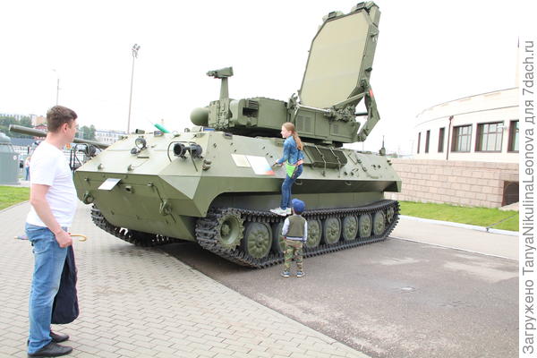 На открытой площадке много военной техники