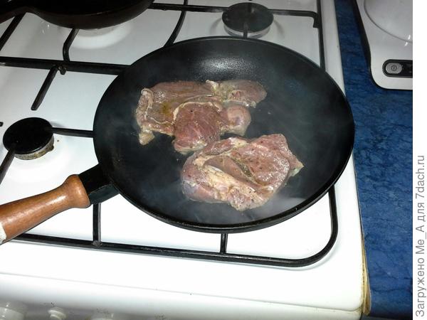 Обжариваем стейк