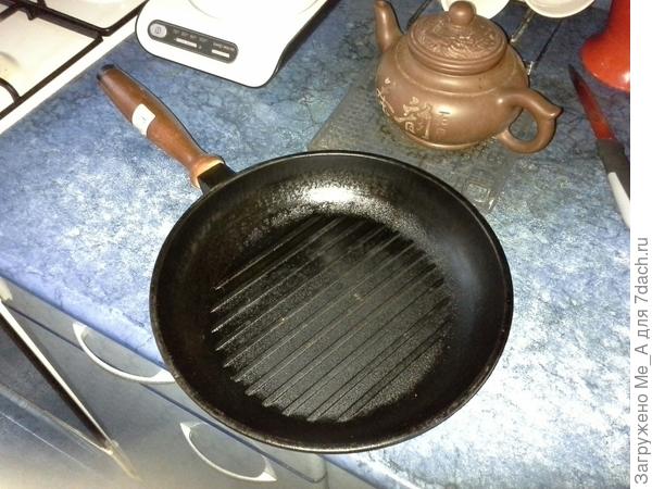 Берем чугунную сковороду.