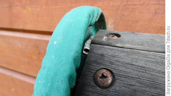 Работа сороки - окурок в лавочке.