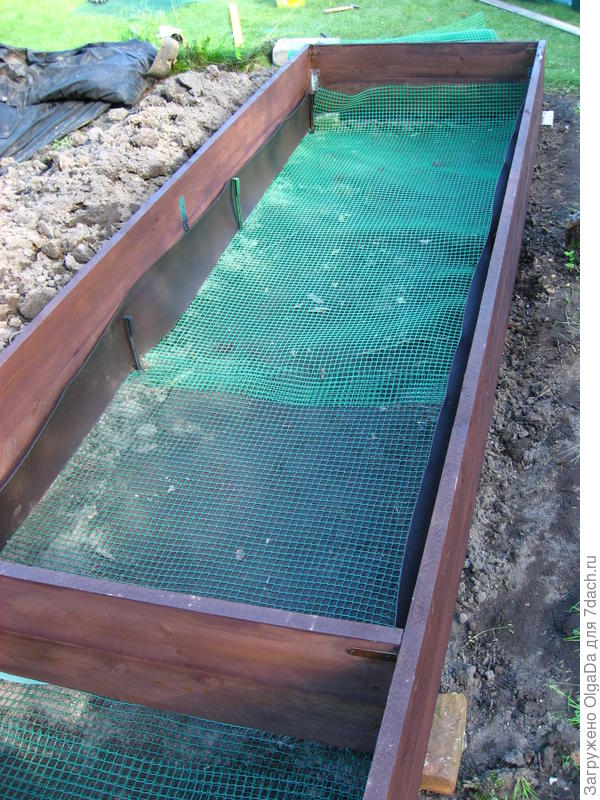Дно застелила сеткой от кротов - у меня плакстиковая.