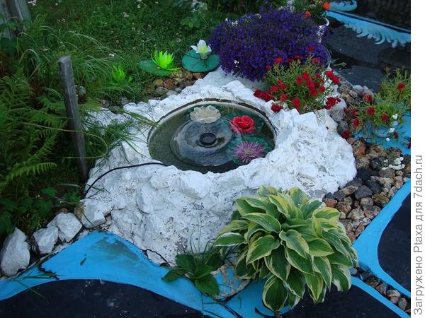 Гвоздика,справа в горшочке.