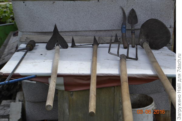 А вот такими инструментами пользуюсь в огороде.