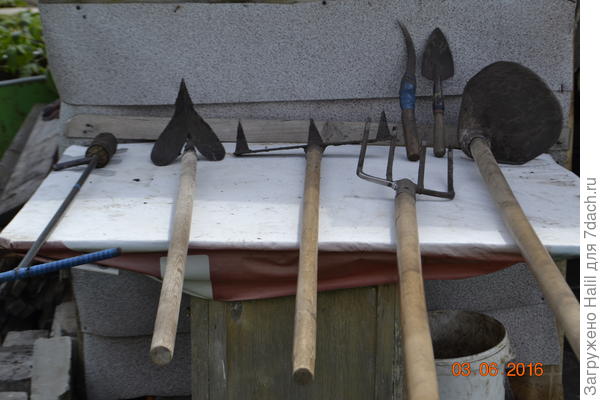 А вообще-то в огороде пользуюсь вот такими инструментами.