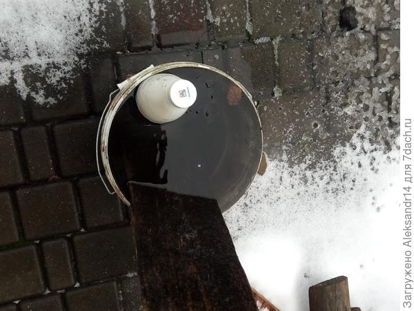 С крыши стекает свежая вода,не замерзает.