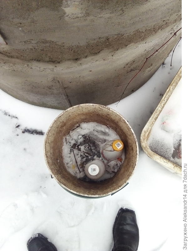 Замерзшая вода с бутылками,ведро не деформировано.