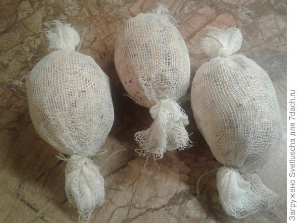 Заворачиваю как конфетки плотно и завязываю. С помощником получается быстрее.