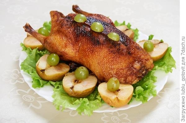 Утка с яблоками и виноградом