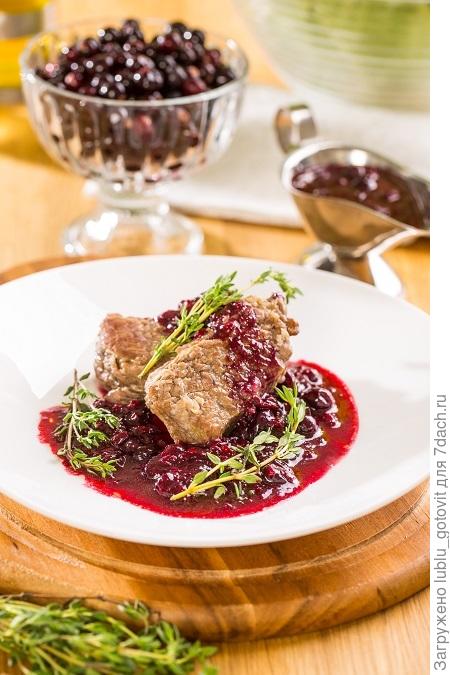 Отбивные под соусом из смородины