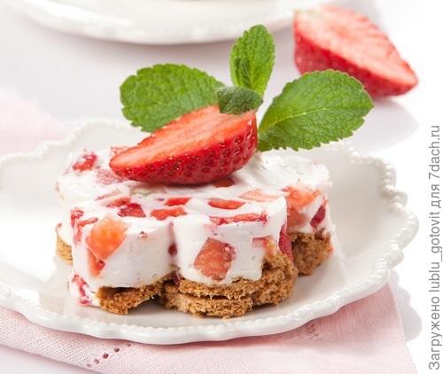 Йогуртовый десерт с ягодами