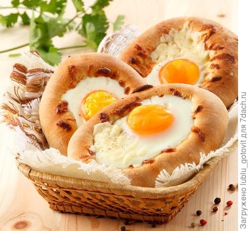 Хачапури по-аджарски с яйцами и брынзой/Фото: Олег Кулагин/BurdaMedia