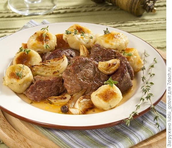 Рагу из баранины с картофельными клецками и луком/Фото: Олег Кулагин/BurdaMedia