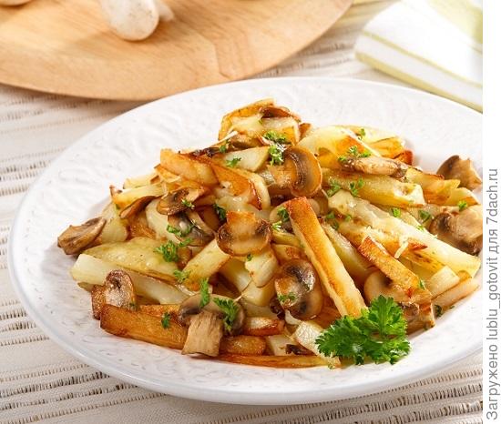 Картофельное рагу с жареными шампиньонами и тертым сыром/Фото: Олег Кулагин/BurdaMedia